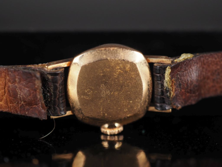 TISSOT Montre bracelet de dame, boitier en or jaune.  Cadran de forme 