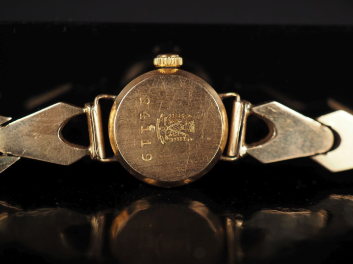 LIP Numéro 24119 Montre bracelet de dame, boitier et bracelet en or ja