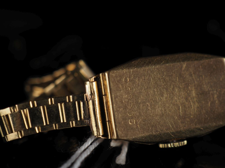 LIP N°068995 Montre bracelet de dame de style Art déco, boitier et bra