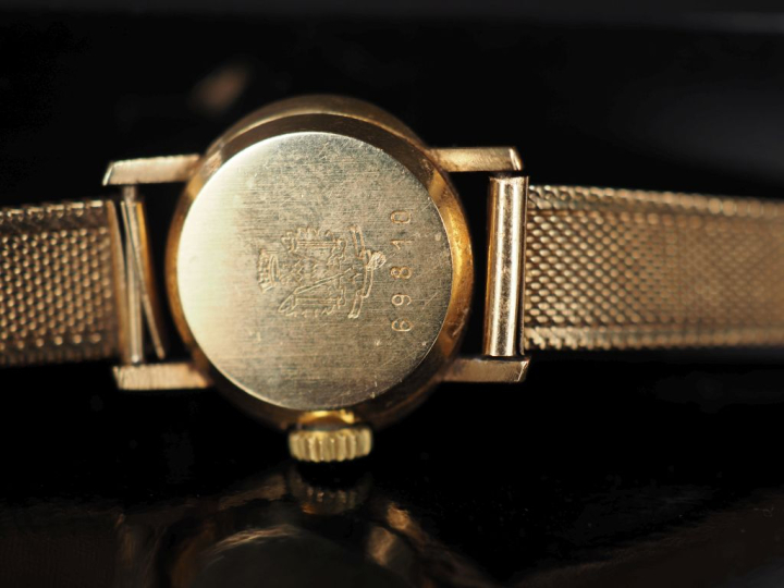 LIP N°69810 Montre bracelet de dame, boitier et bracelet en or jaune 7