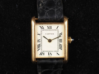 Vente aux enchères CARTIER Tank dit « Pré Must » Montre bracelet en or jaune 18k (750) Bo