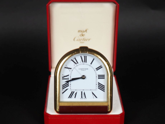 Vente aux enchères CARTIER, Paris Numéro 7509 28926 Pendulette de table, modèle "Romane" 