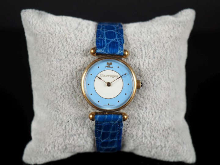 COURREGES Montre bracelet de dame. Cadran rond à pastilles pour les he