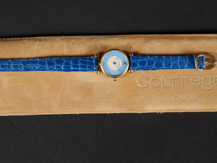 COURREGES Montre bracelet de dame. Cadran rond à pastilles pour les he