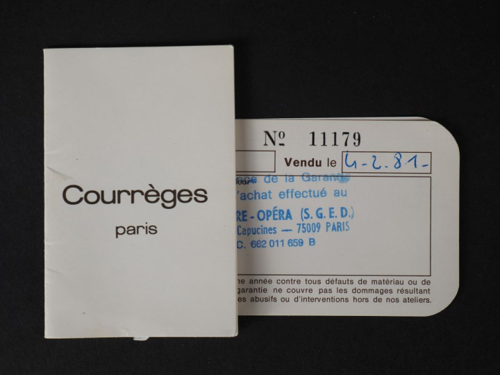 COURREGES Montre bracelet de dame. Cadran rond à pastilles pour les he