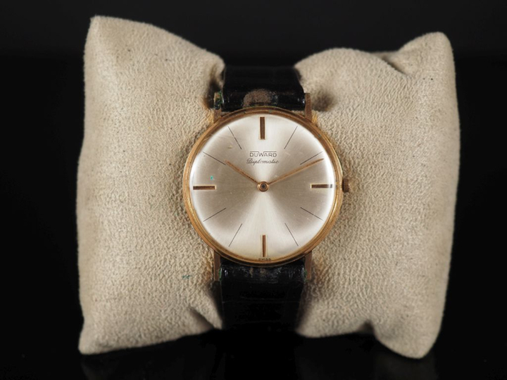 DUWARD, Diplomatie Montre bracelet extra-plate en métal doré.  Cadran 
