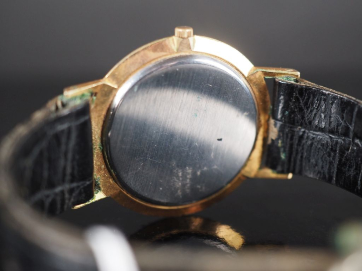 DUWARD, Diplomatie Montre bracelet extra-plate en métal doré.  Cadran 