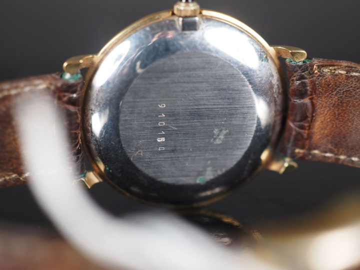 EMILE PEQUIGNET Montre bracelet en métal doré.  Cadran rond à chiffres