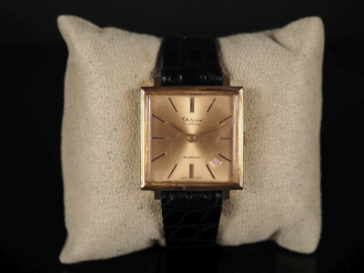 Vente aux enchères VALGINE Numéro 1068 Montre bracelet en métal doré.  Cadran carré à ind
