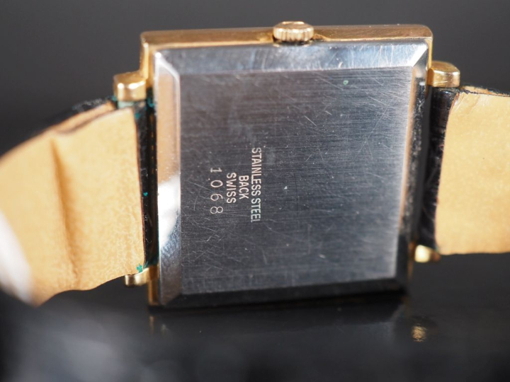 VALGINE Numéro 1068 Montre bracelet en métal doré.  Cadran carré à ind