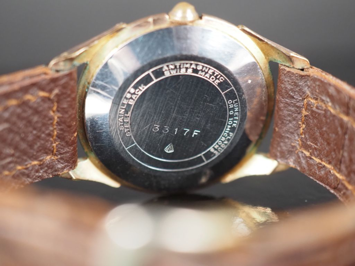 RADIANT Montre bracelet en métal doré.  Cadran à index pour les heures