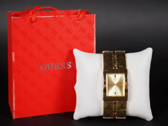 Vente aux enchères GUESS Numéro 180351L2 Montre bracelet de dame en métal doré.  Cadran à