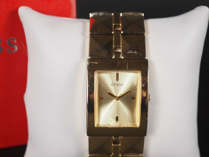 GUESS Numéro 180351L2 Montre bracelet de dame en métal doré.  Cadran à