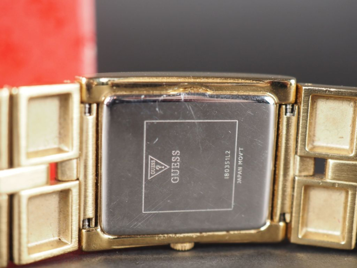 GUESS Numéro 180351L2 Montre bracelet de dame en métal doré.  Cadran à