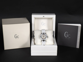 Vente aux enchères GUESS Numéro 135003L1 Montre bracelet de dame. Boitier en acier.  Cadr