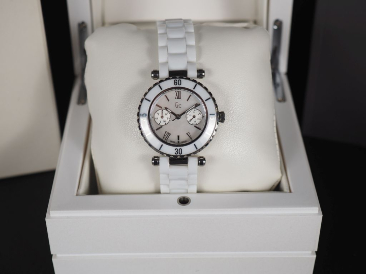 GUESS Numéro 135003L1 Montre bracelet de dame. Boitier en acier.  Cadr