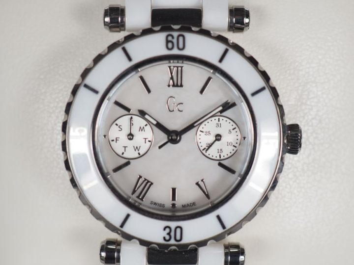 GUESS Numéro 135003L1 Montre bracelet de dame. Boitier en acier.  Cadr
