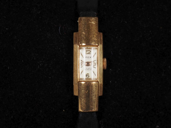 REX Numéro 3201 Montre bracelet de dame.  Boitier rectangulaire en pla
