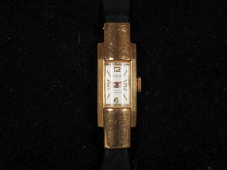 Vente aux enchères REX Numéro 3201 Montre bracelet de dame.  Boitier rectangulaire en pla