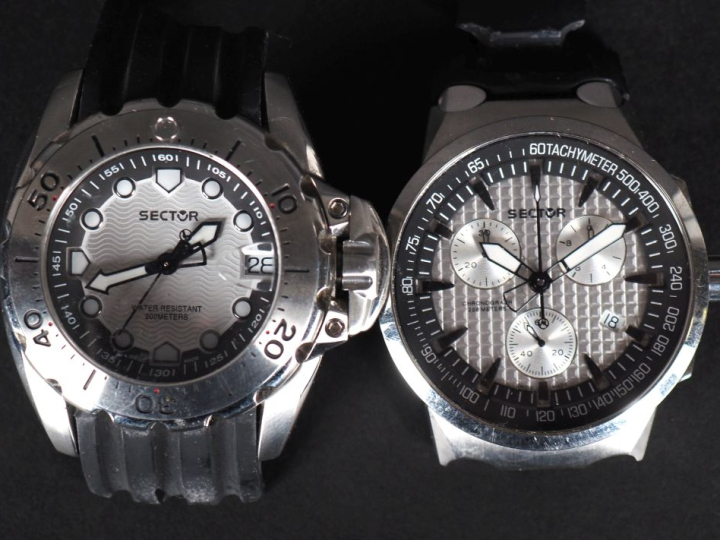 SECTOR Deux boitier de montres en acier.  Signées.  Diam. 40 mm (brace