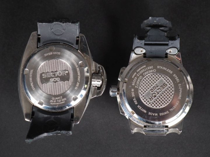 SECTOR Deux boitier de montres en acier.  Signées.  Diam. 40 mm (brace