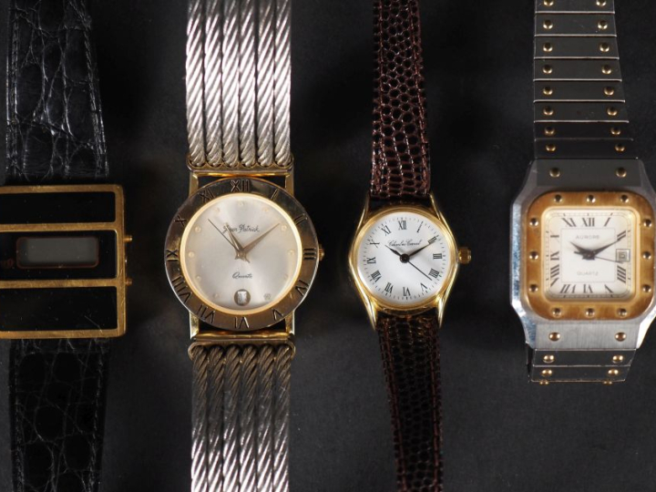 Quatre différents montres bracelet en acier ou métal doré. Comprenant 