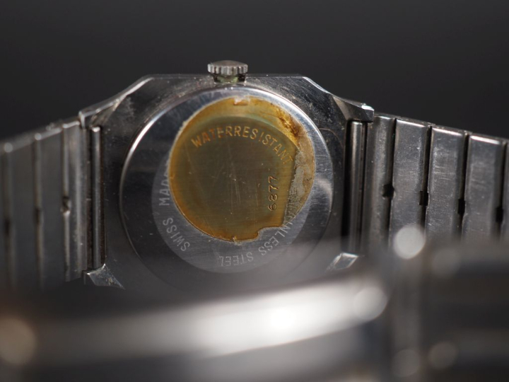 Quatre différents montres bracelet en acier ou métal doré. Comprenant 