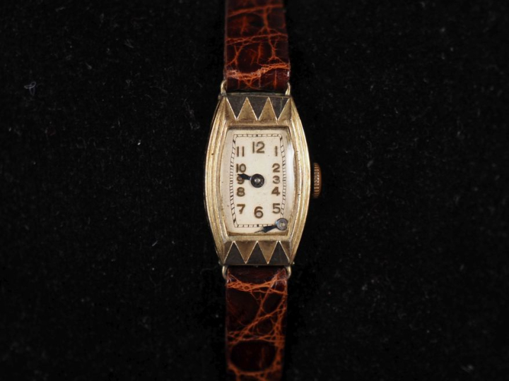 Montre bracelet de dame, boitier en argent et or jaune 750, à décor gé