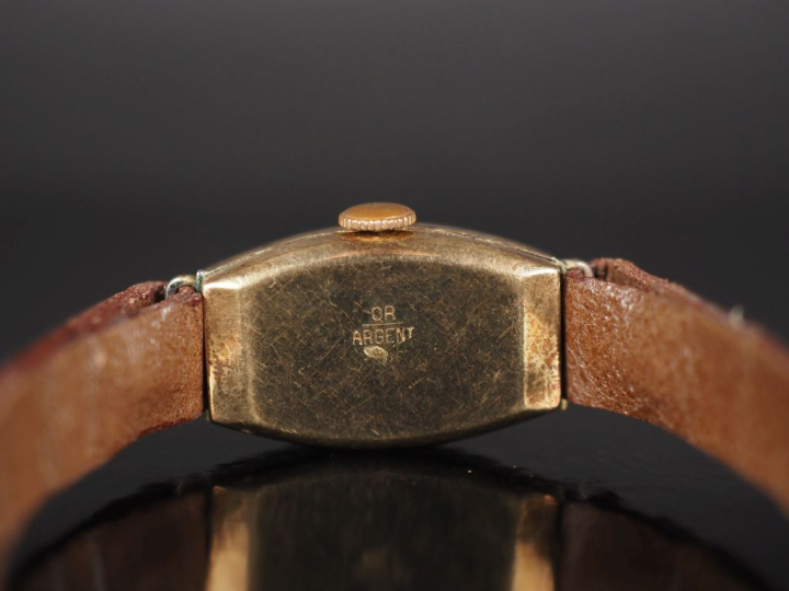 Montre bracelet de dame, boitier en argent et or jaune 750, à décor gé