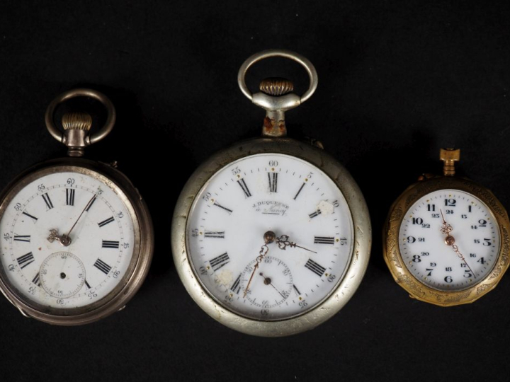 Ensemble comprenant :  - une petite montre de gousset en argent.  Cadr