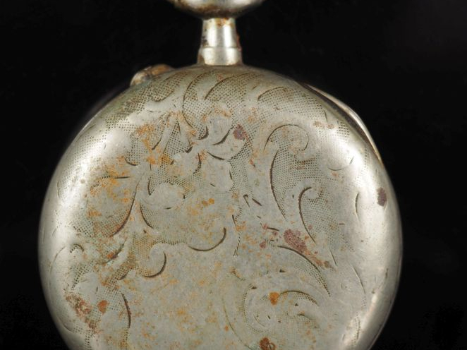 Ensemble comprenant :  - une petite montre de gousset en argent.  Cadr