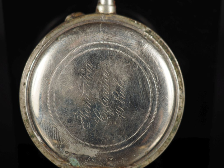 Ensemble comprenant :  - une petite montre de gousset en argent.  Cadr