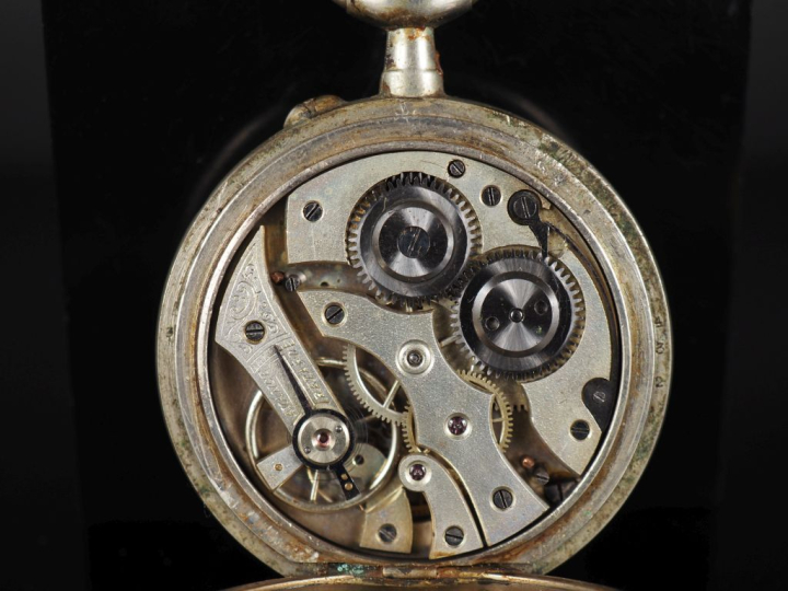 Ensemble comprenant :  - une petite montre de gousset en argent.  Cadr