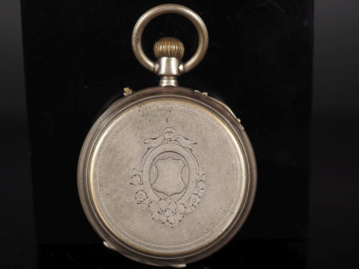 Ensemble comprenant :  - une petite montre de gousset en argent.  Cadr