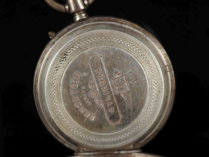 Ensemble comprenant :  - une petite montre de gousset en argent.  Cadr
