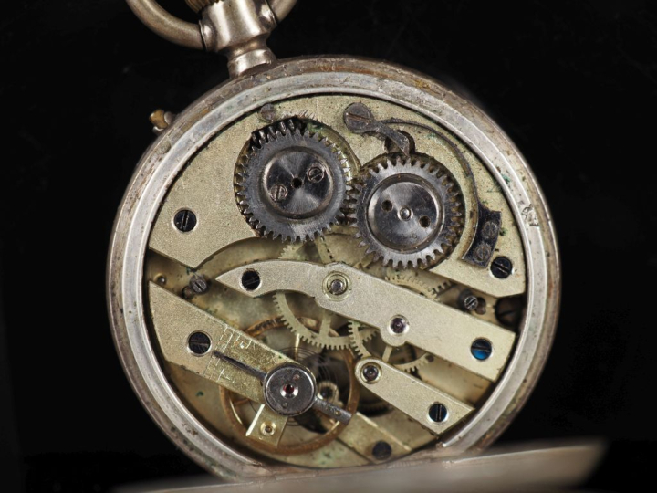 Ensemble comprenant :  - une petite montre de gousset en argent.  Cadr