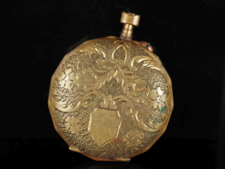 Ensemble comprenant :  - une petite montre de gousset en argent.  Cadr
