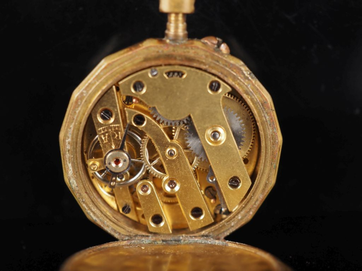 Ensemble comprenant :  - une petite montre de gousset en argent.  Cadr