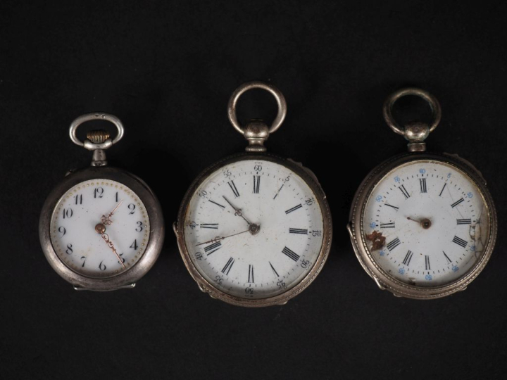 Ensemble comprenant :  - une montre de col en argent.  Cadran à chiffr