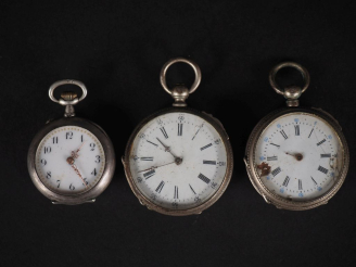 Vente aux enchères Ensemble comprenant :  - une montre de col en argent.  Cadran à chiffr