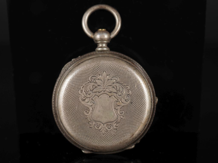 Ensemble comprenant :  - une montre de col en argent.  Cadran à chiffr