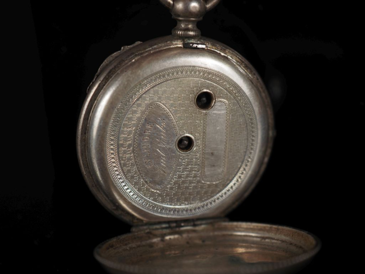 Ensemble comprenant :  - une montre de col en argent.  Cadran à chiffr