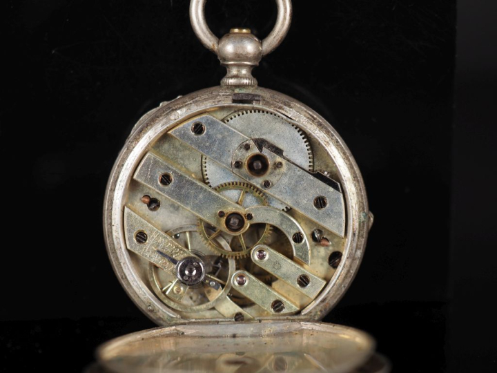 Ensemble comprenant :  - une montre de col en argent.  Cadran à chiffr