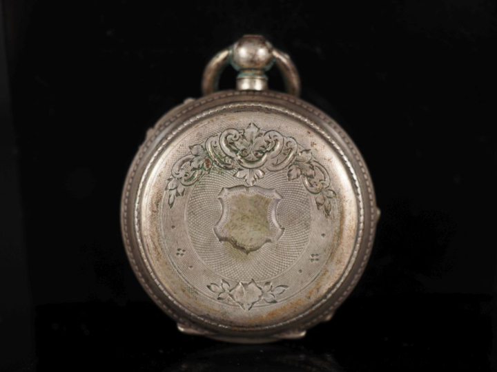 Ensemble comprenant :  - une montre de col en argent.  Cadran à chiffr