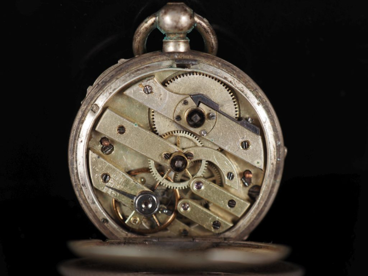 Ensemble comprenant :  - une montre de col en argent.  Cadran à chiffr
