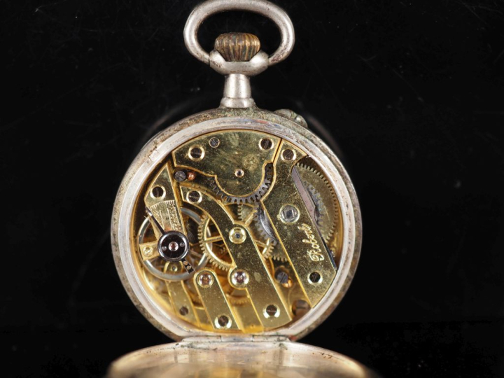 Ensemble comprenant :  - une montre de col en argent.  Cadran à chiffr