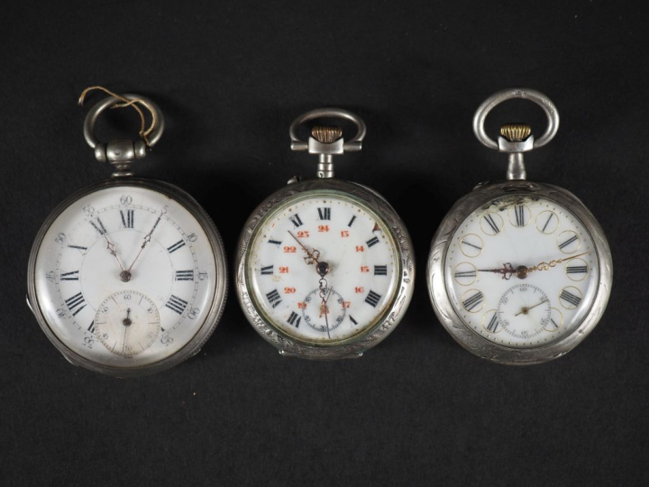 Ensemble comprenant :  - une montre de gousset en argent.  Cadran à ch