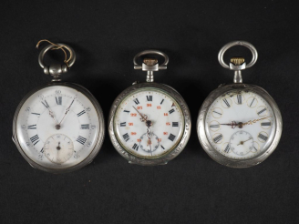 Vente aux enchères Ensemble comprenant :  - une montre de gousset en argent.  Cadran à ch