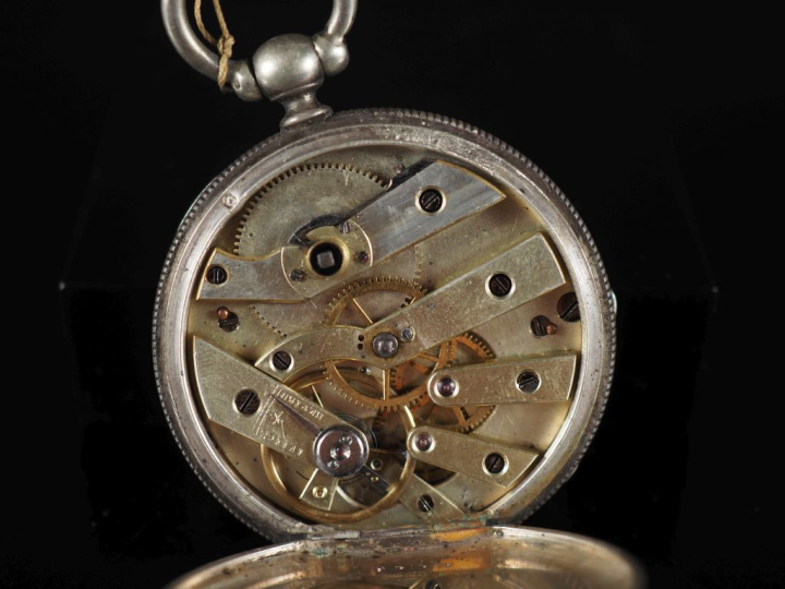 Ensemble comprenant :  - une montre de gousset en argent.  Cadran à ch