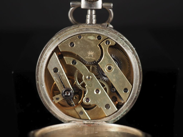 Ensemble comprenant :  - une montre de gousset en argent.  Cadran à ch